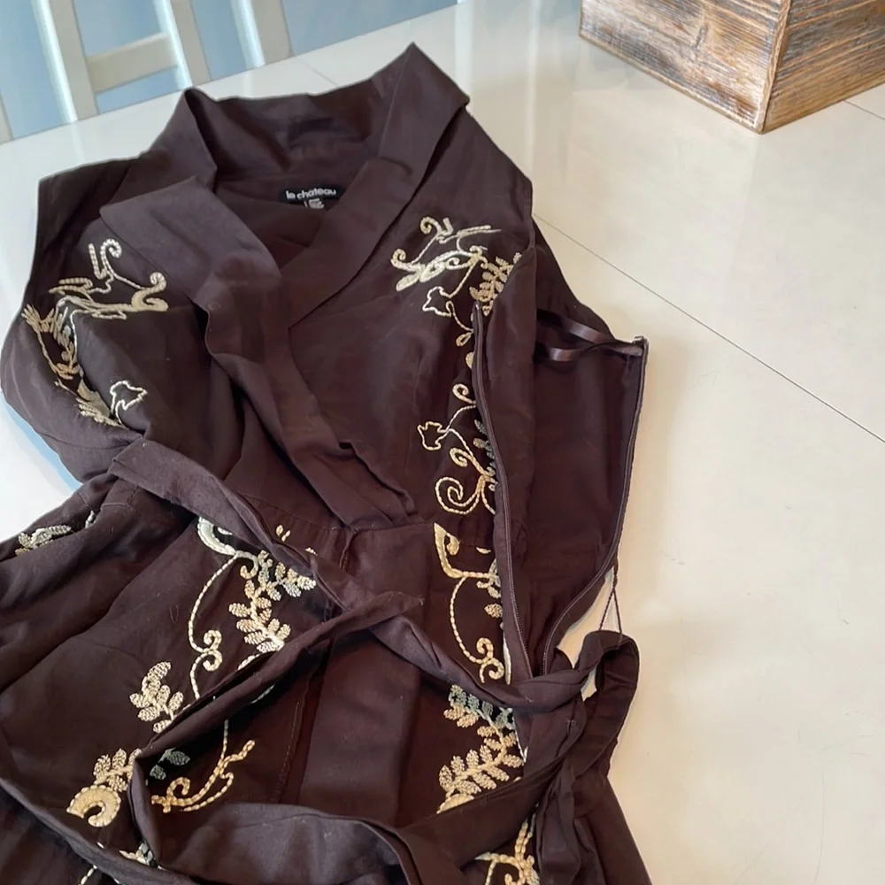 Le Chateau ladies sleeveless dress. Detailed embroidery embellishment, medium - Picture 5 of 8